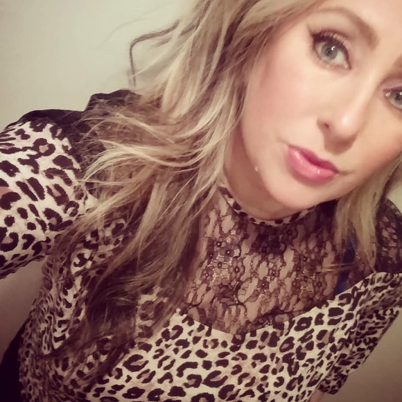 Meet your Posher, Nicole - Picture 1 of 2